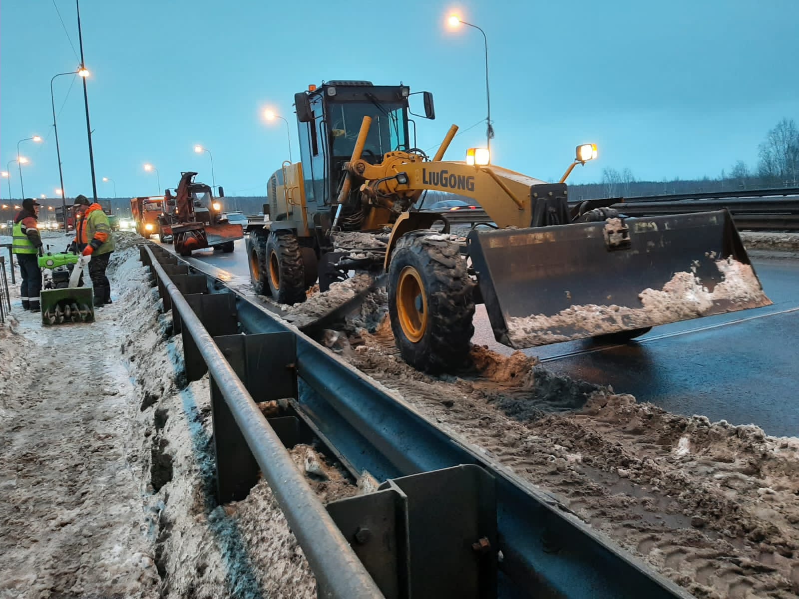 Ярославские дорожники устраняют последствия ледяного дождя
