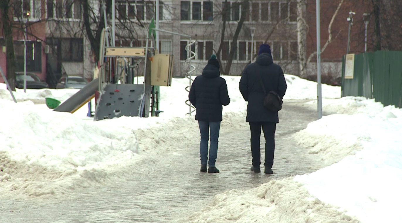 Лужи и лед на тротуарах затруднили передвижение по улицам Ярославля