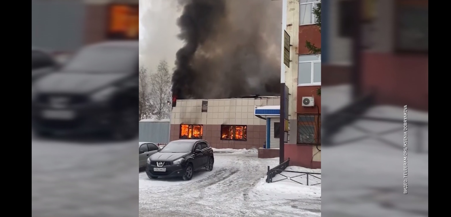 В Дзержинском районе загорелся автобус, а затем и гараж, в котором находился транспорт