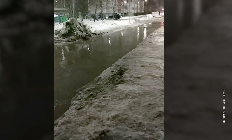 Улица Рыкачева в Ярославле накануне ушла под воду