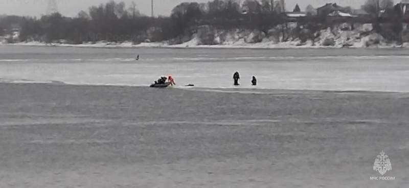 На Волге пять рыбаков остались на отколовшейся от берега льдине