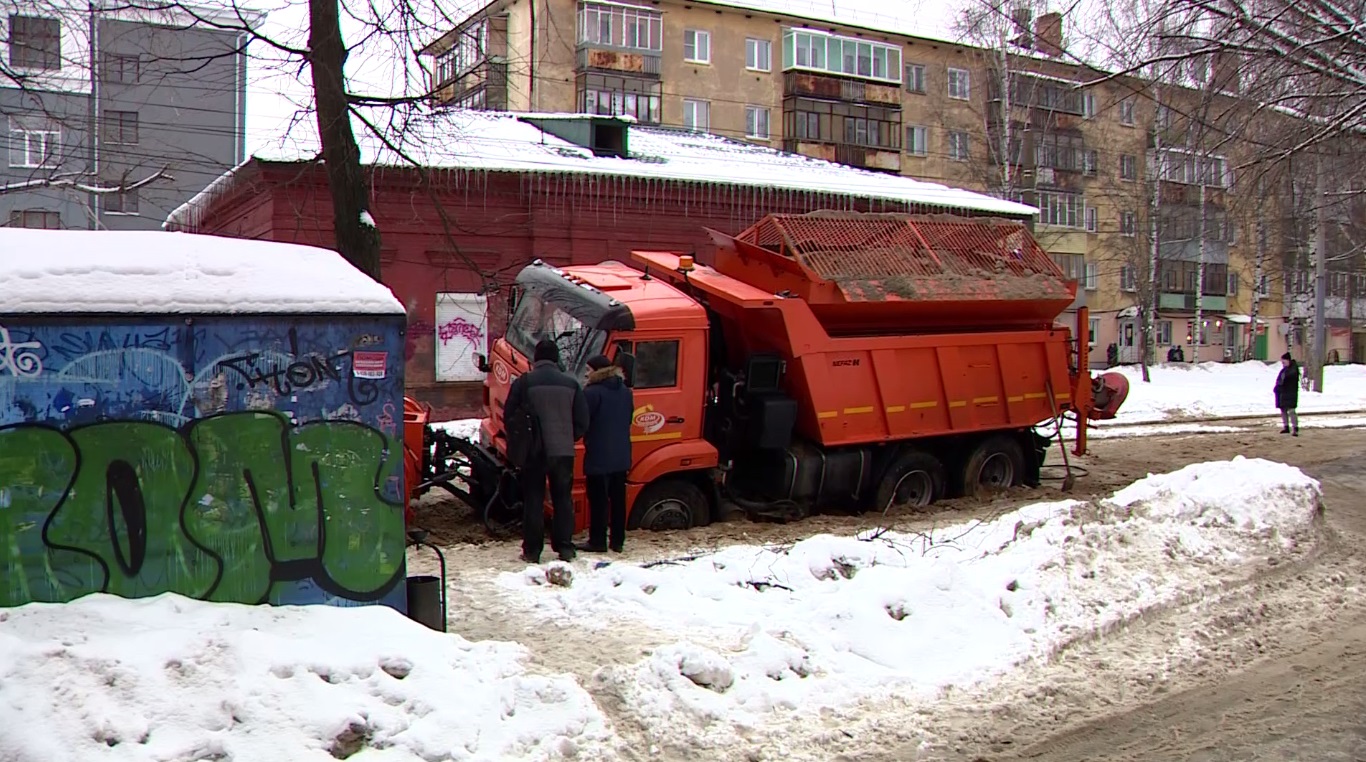Грузовик коммунальщиков провалился под землю в Ярославле