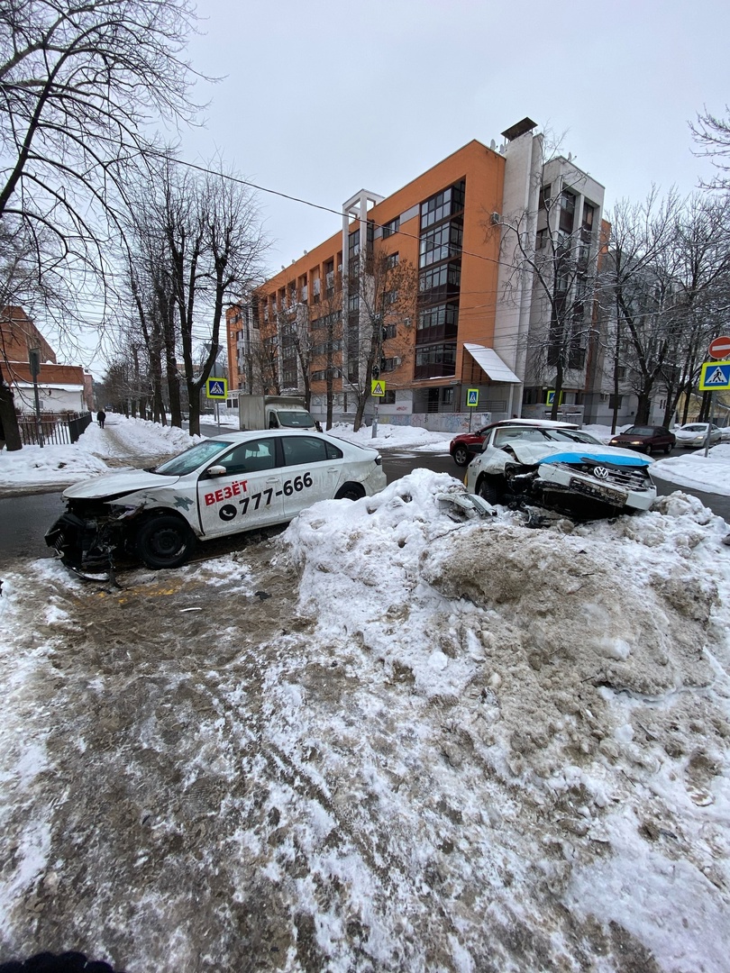 В Ярославле столкнулись два автомобиля такси