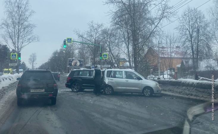 На проспекте Авиаторов в Ярославле произошло ДТП