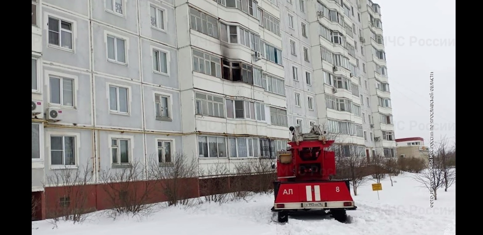 В Рыбинске мужчина повис на балконе, спасаясь от огня
