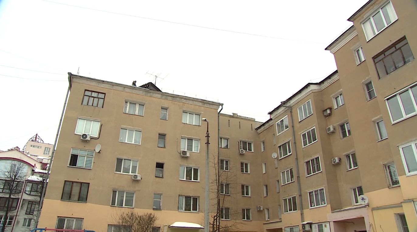 В одной из пятиэтажек на улице Советской в Ярославле продолжается капитальный ремонт крыши