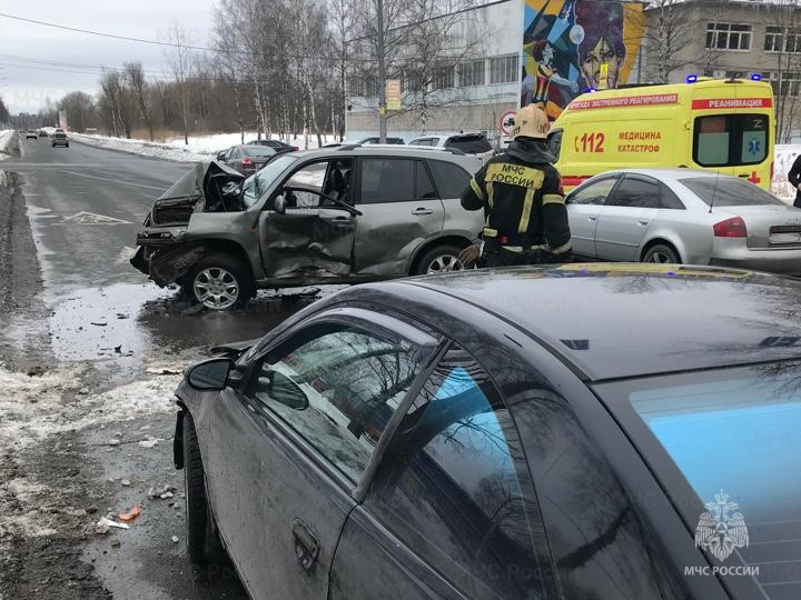 Есть пострадавшие: в Ярославле произошла серьезная авария