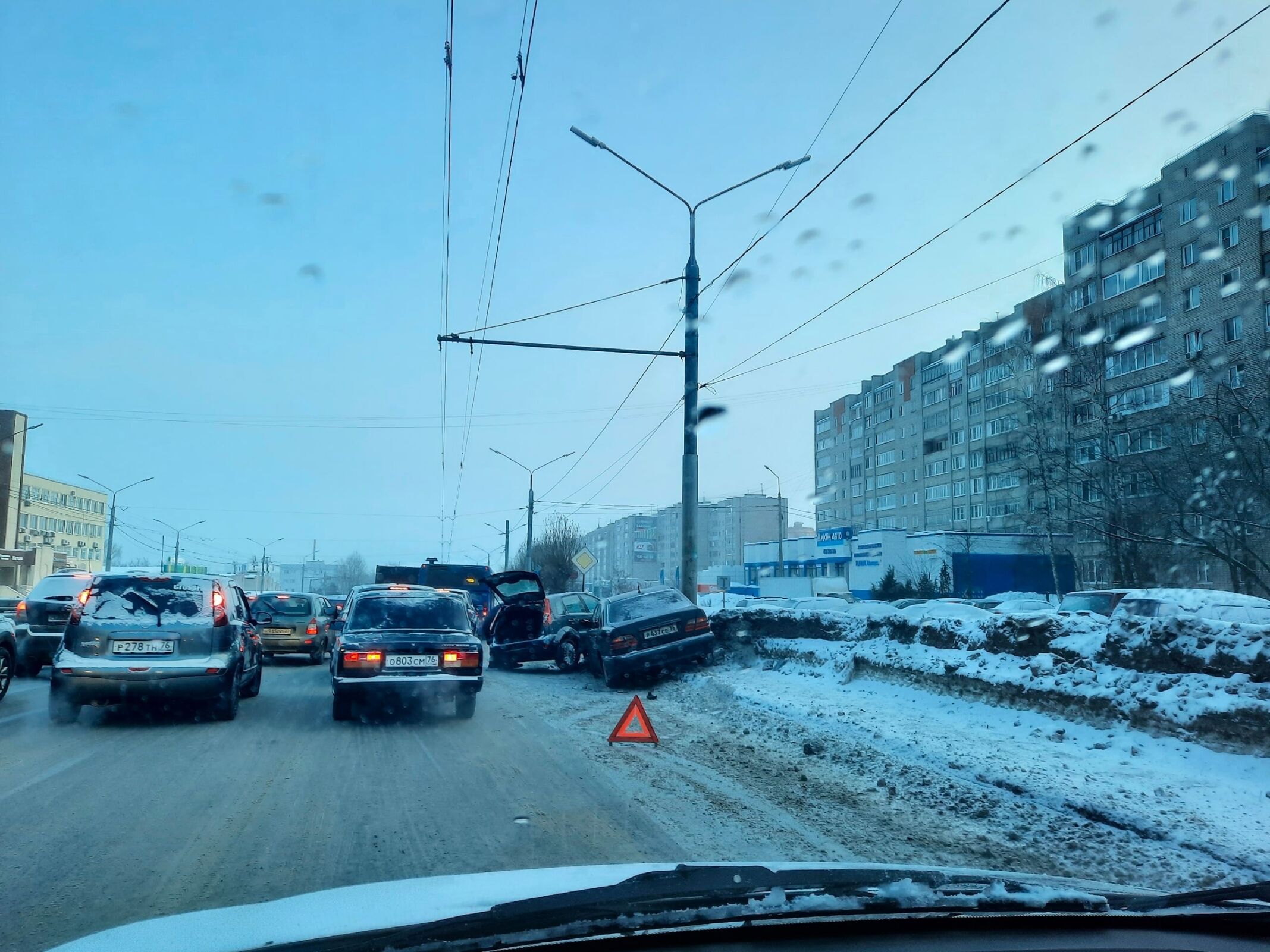 Московский проспект встал в пробку из-за нескольких ДТП