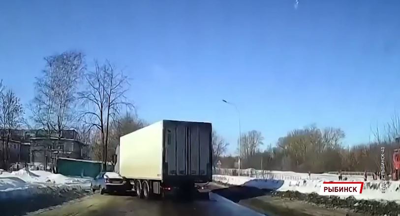В Рыбинске на улице Орджоникидзе не разъехались две легковушки и грузовик