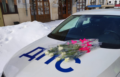 В Ярославской области идет акция «Цветы для автоледи»