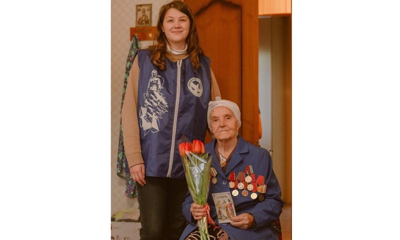 Волонтеры Ярославля поздравили женщин-ветеранов с наступающим Международным женским днем