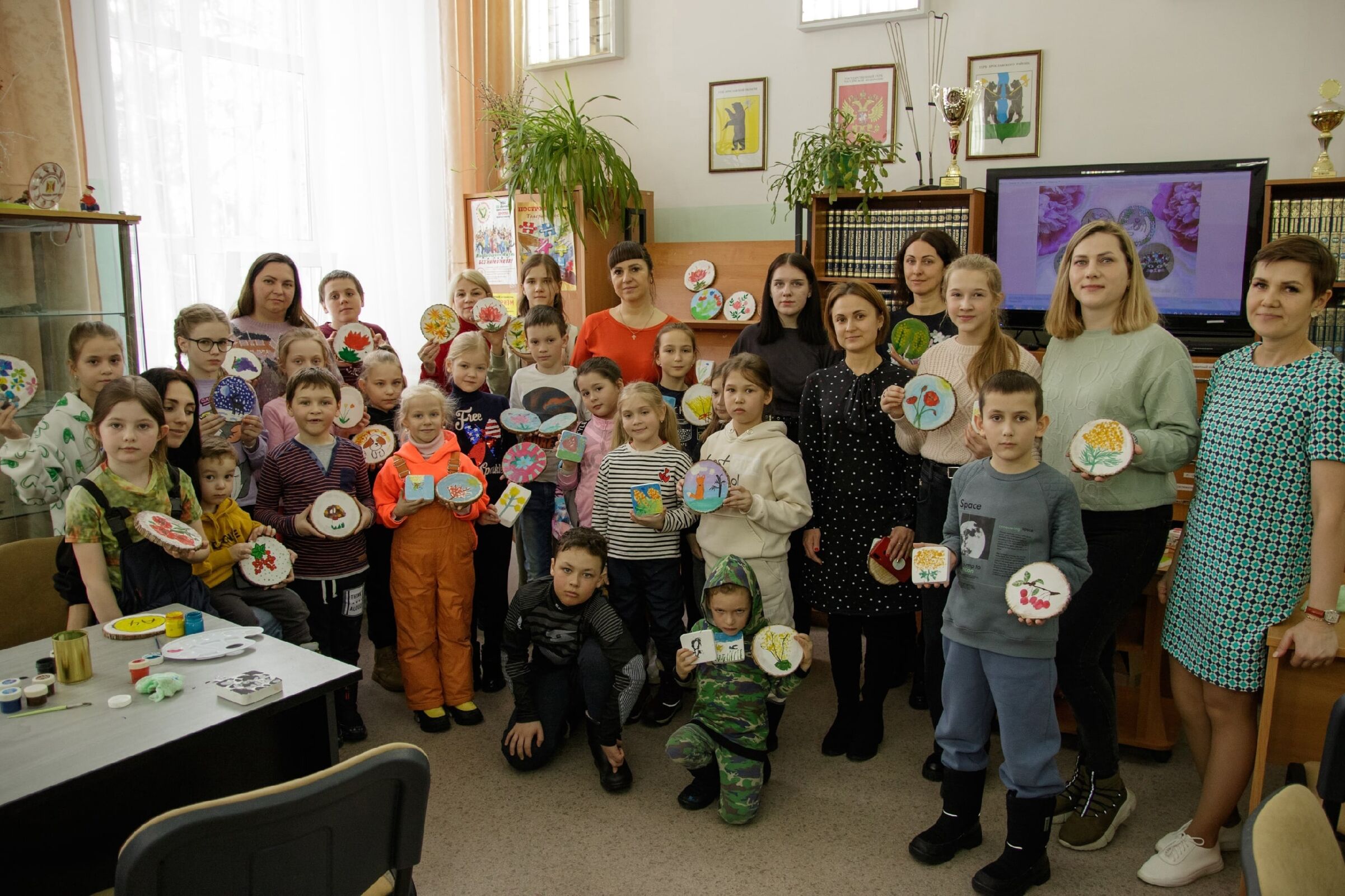 Жители Некрасовского принимают активное участие в изготовлении маскировочных сетей для участников СВО