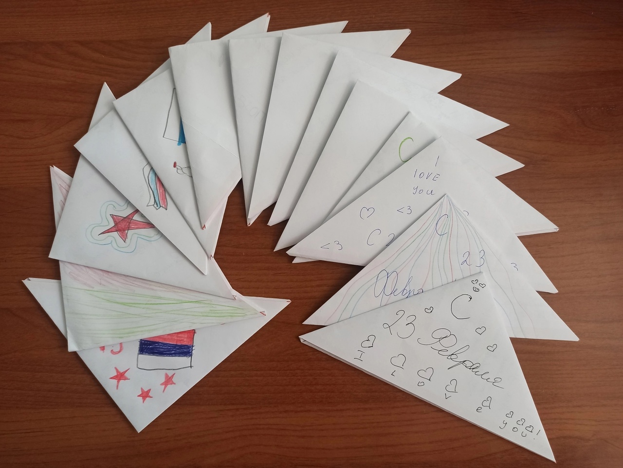 Ребята из Кузнечихинской школы Ярославского района написали письма с добрыми пожеланиями бойцам СВО
