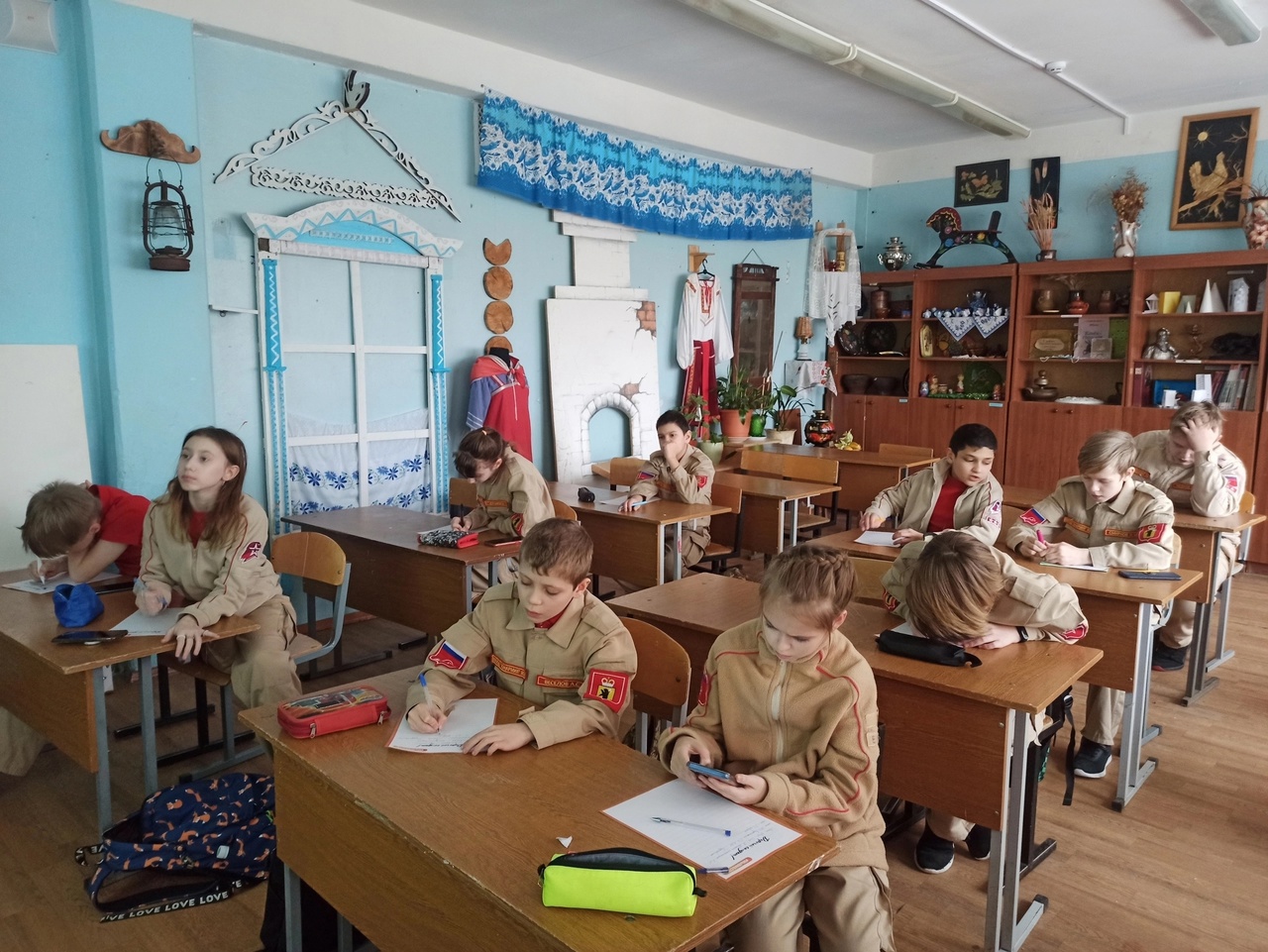 Ребята из Кузнечихинской школы Ярославского района написали письма с добрыми пожеланиями бойцам СВО