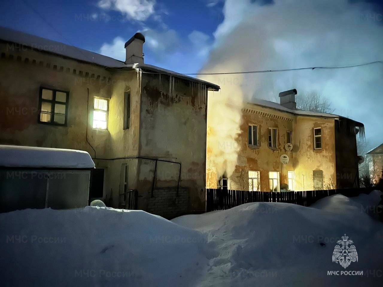 «Мама с четырьмя детьми стояли у отрытого окна»: подробности смертельного пожара в Ярославле