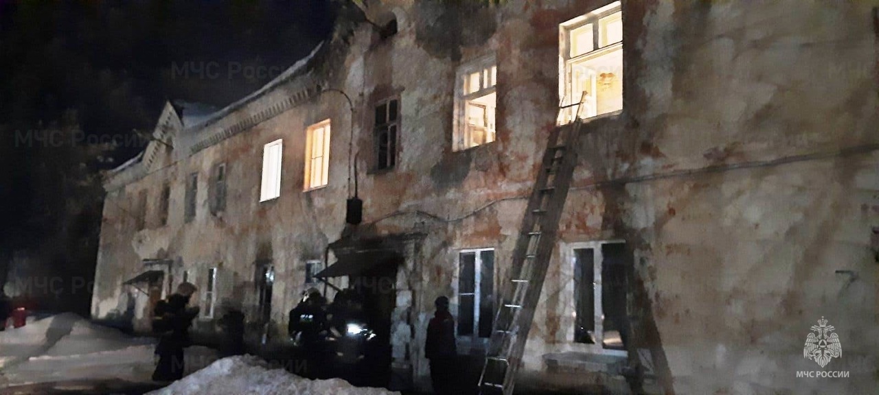 «Мама с четырьмя детьми стояли у отрытого окна»: подробности смертельного пожара в Ярославле