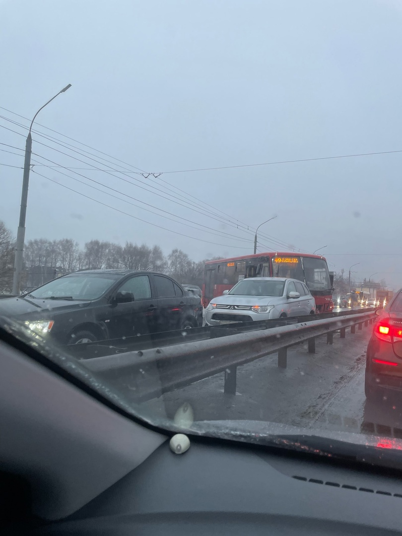 Московский проспект встал в пробку из-за серьезной аварии