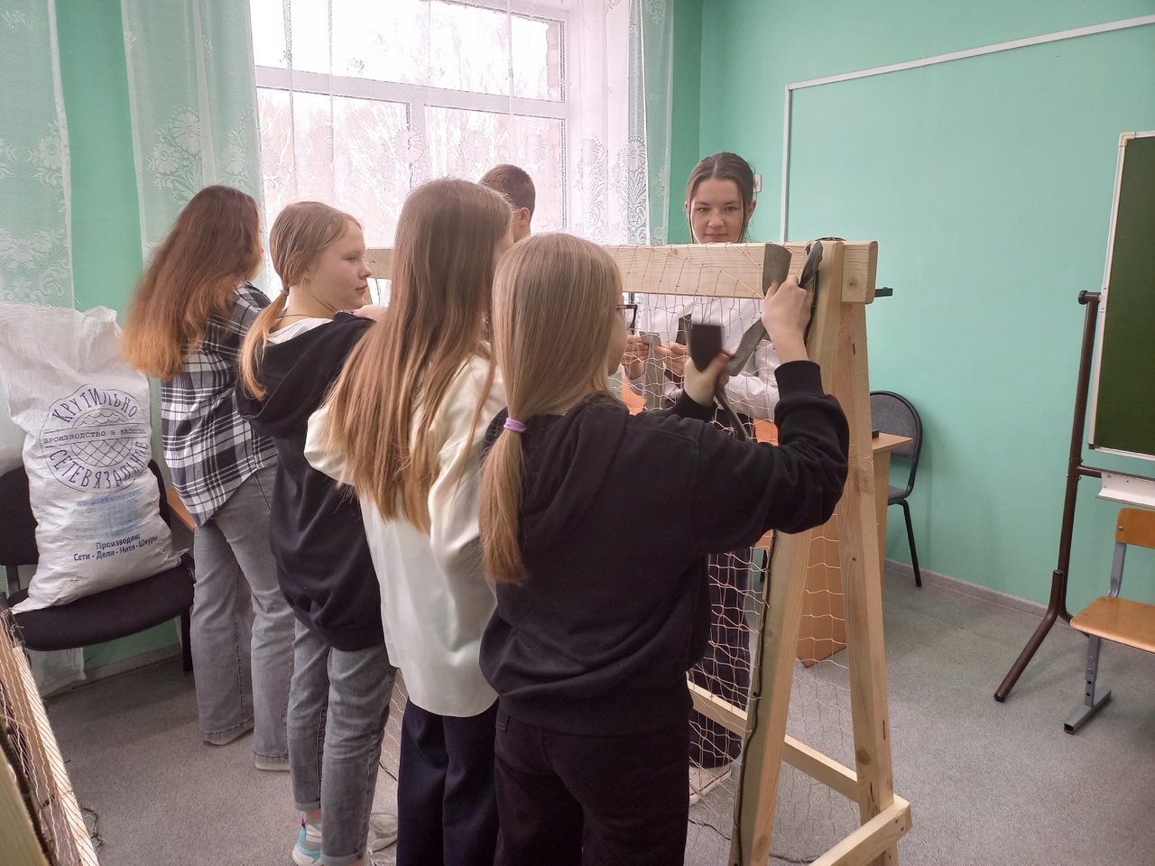 Ученики и педагоги Мышкинской СОШ после уроков плетут маскировочные сети для участников СВО