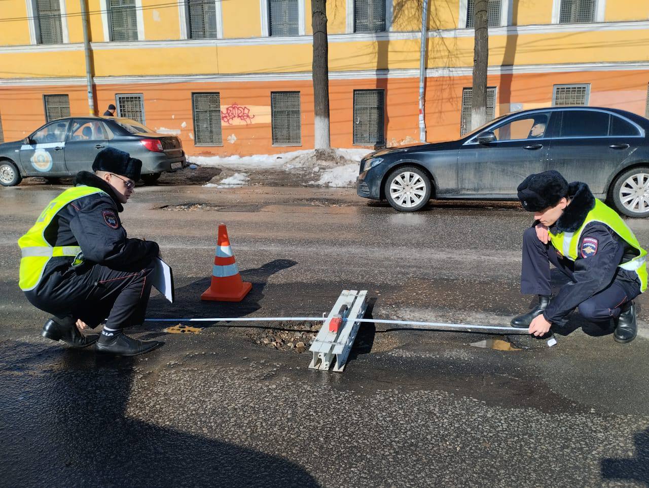 Сотрудники Госавтоинспекции в ходе повседневного надзора осуществляют контроль за состоянием улично-дорожной сети города Ярославля