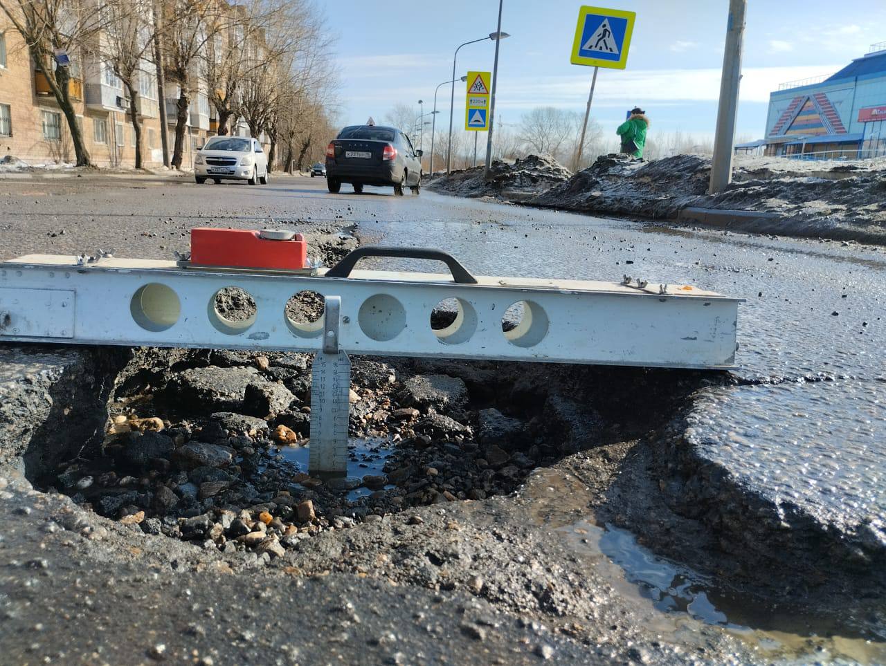 Сотрудники Госавтоинспекции в ходе повседневного надзора осуществляют контроль за состоянием улично-дорожной сети города Ярославля