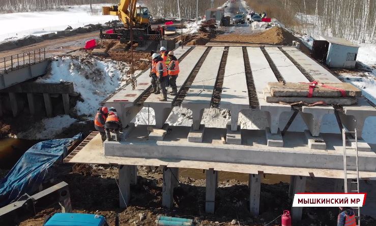 В Мышкинского районе идут работы по установке нового моста