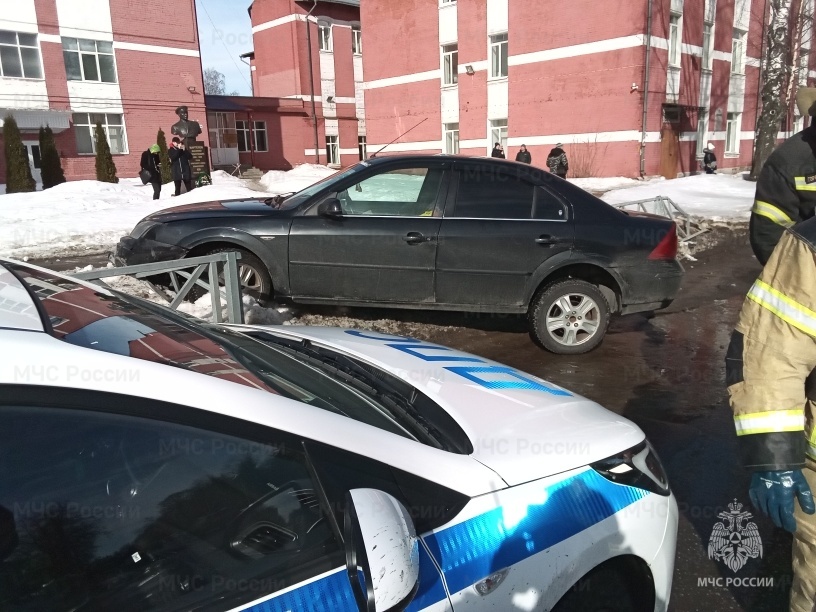 В Рыбинске автомобиль снес забор и выехал на тротуар
