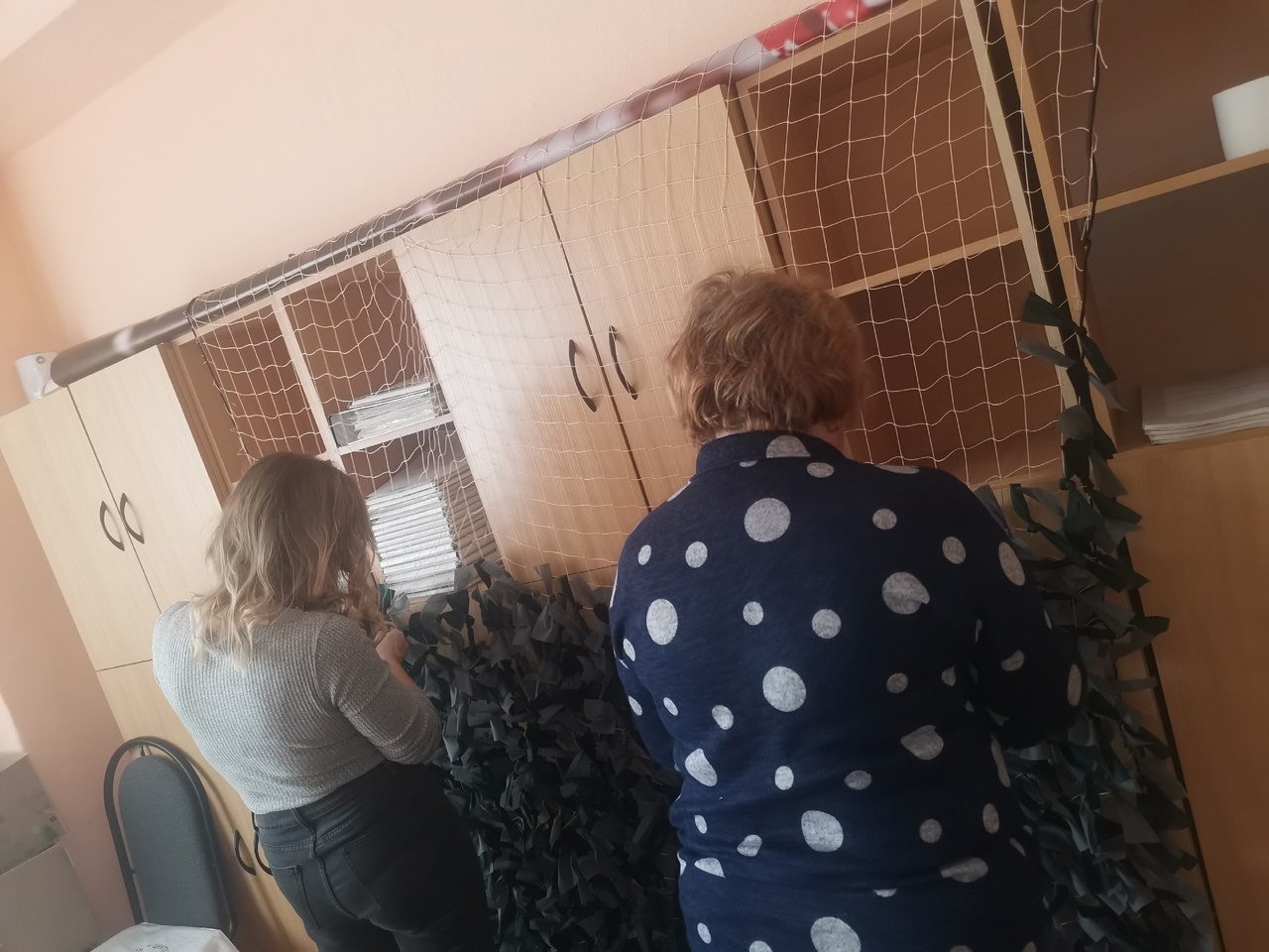Жители Некоузского района плетут маскировочные сети для участников СВО