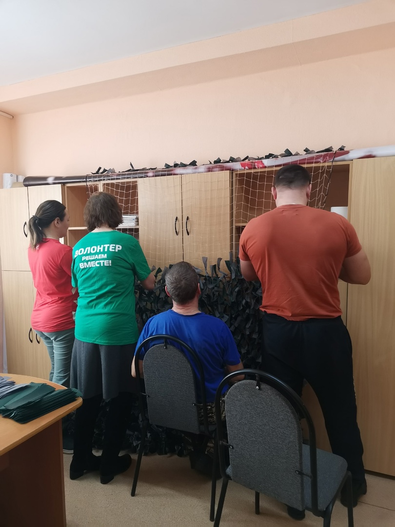 Жители Некоузского района плетут маскировочные сети для участников СВО