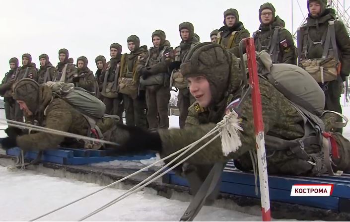 Более сотни юнармейцев и кадетов из Ярославля находятся в гостях в воинской части воздушно-десантных войск