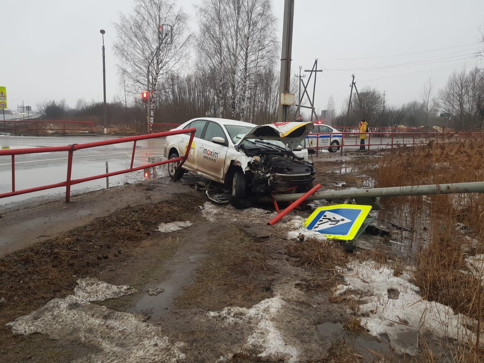 В Ярославской области автомобиль такси попал в ДТП