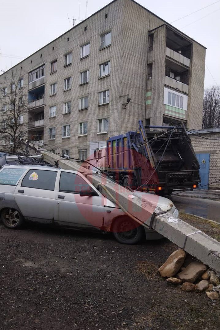 В Ярославле столб рухнул на легковой автомобиль