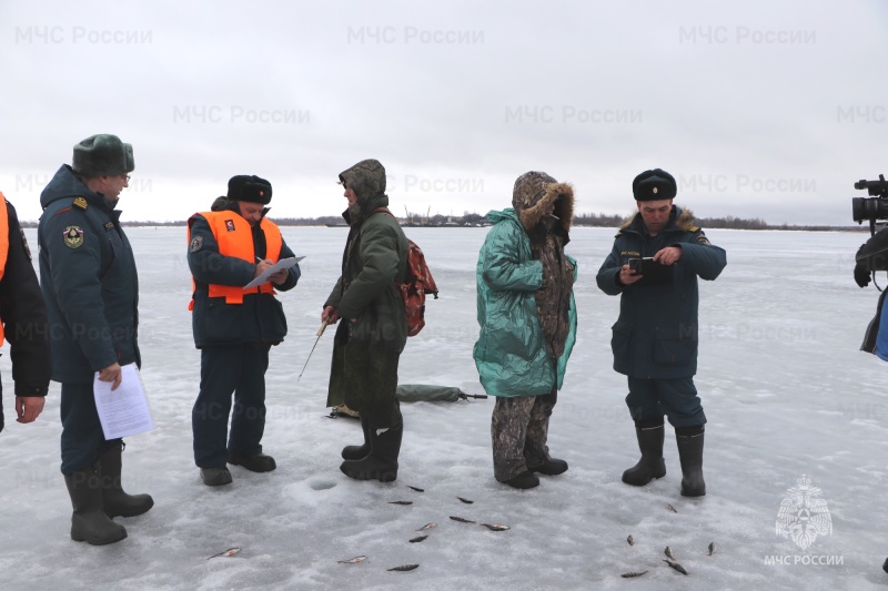 На Рыбинском водохранилище под лед провалились трое рыбаков