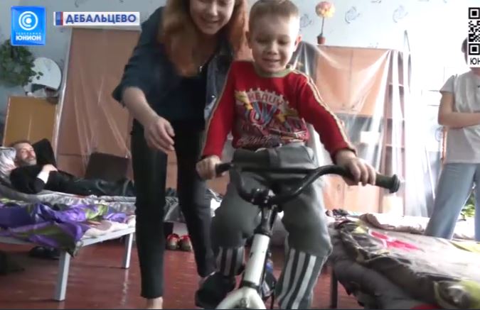 Эвакуировали из пылающего Артемовска: подарок от ярославцев вручили мальчику из ДНР