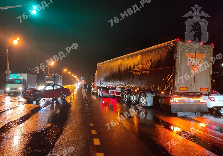 В Ярославской области сотрудника дорожной службы сбил грузовик