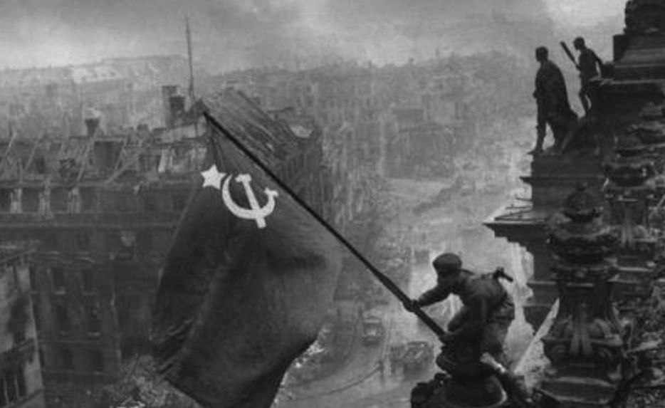 Ровно 78 лет назад Евгений Халдей сделал снимок, ставший символом Победы над нацизмом