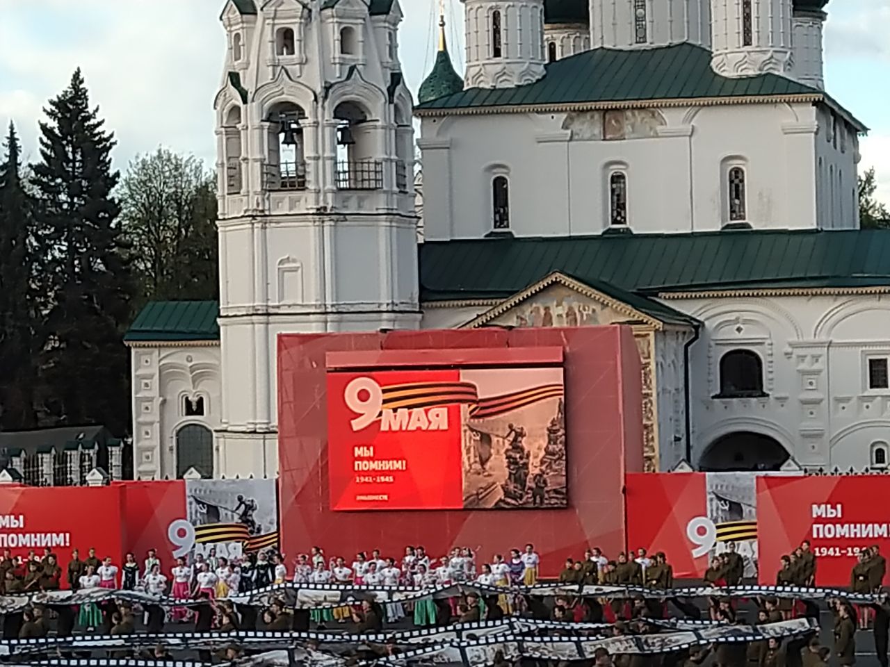 Праздничный концерт в честь Дня Победы в КЗЦ Миллениум - смотрите на Первом Ярославском