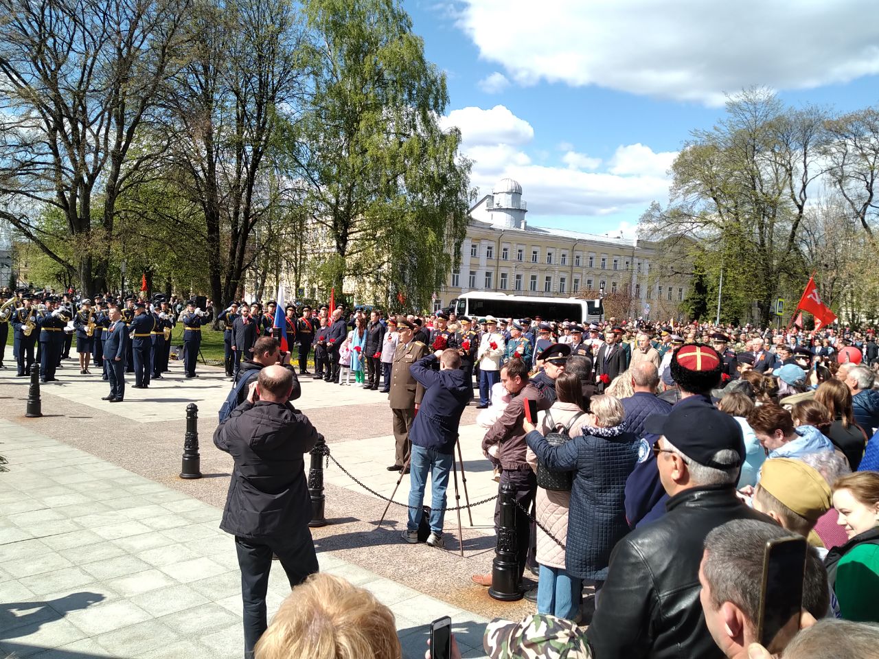 Губернатор Ярославской области принял участие в церемонии возложения цветов к Вечному огню