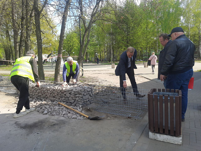 В Ярославле в Юбилейном парке монтируют новое ограждение