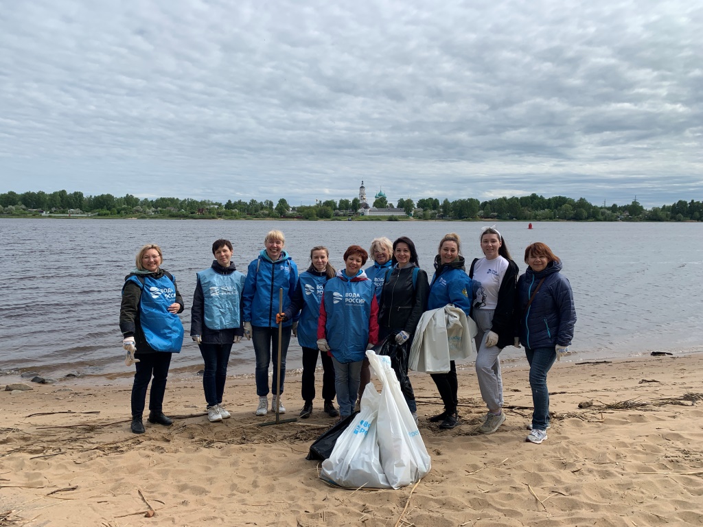 Жители Ярославля в День Волги убрали с берегов более 20 кубометров мусора