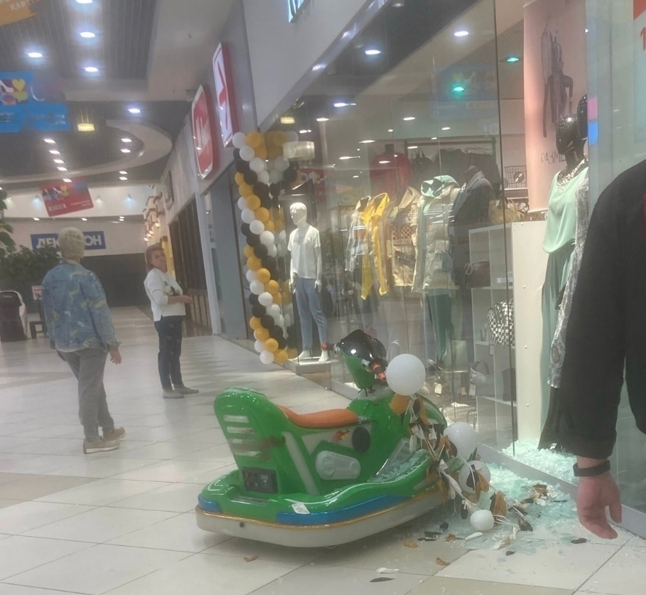 В ярославском ТЦ ребенок пробил стеклянную витрину магазина, управляя детской машинкой