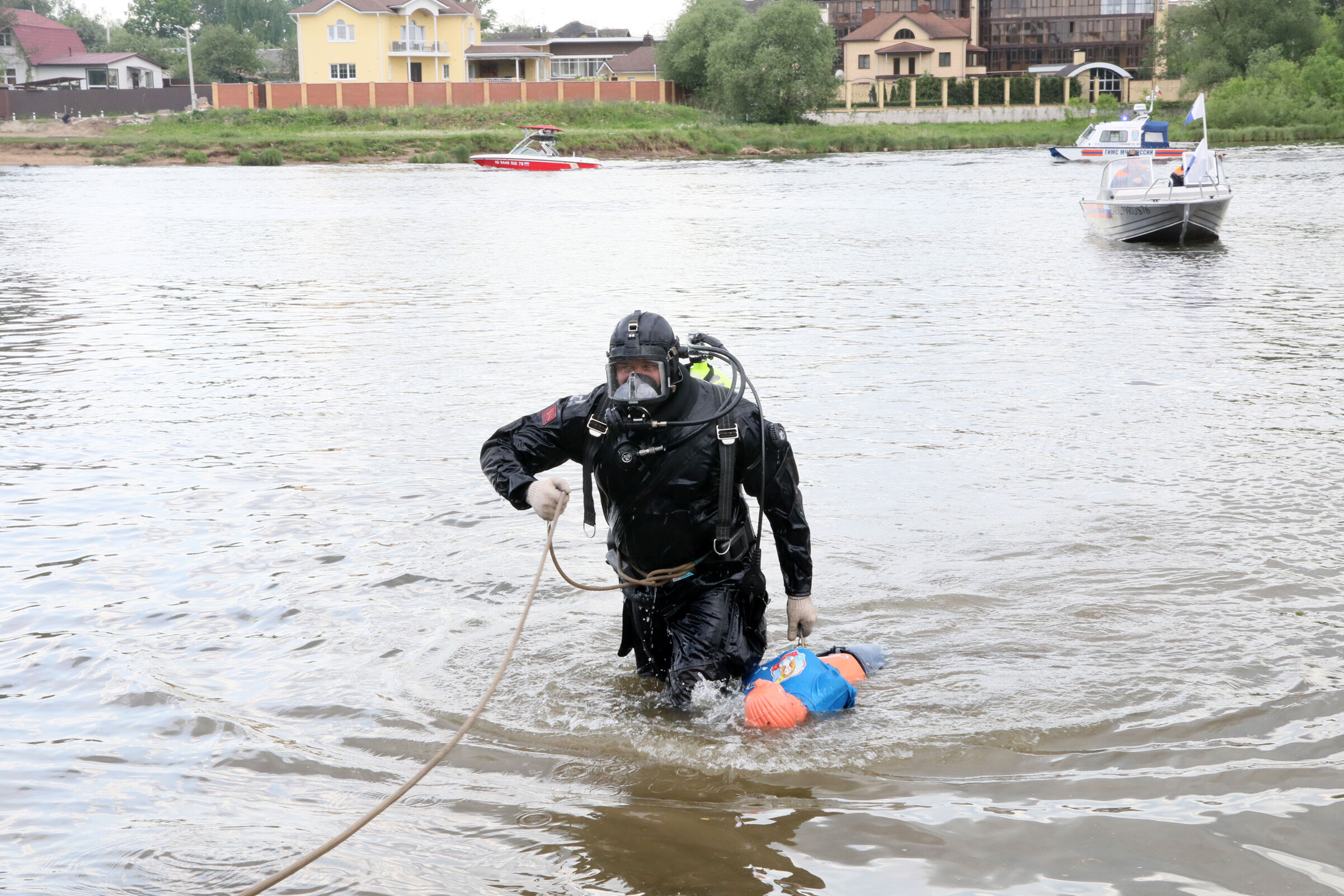 Ярославские спасатели провели тренировку на открытой воде