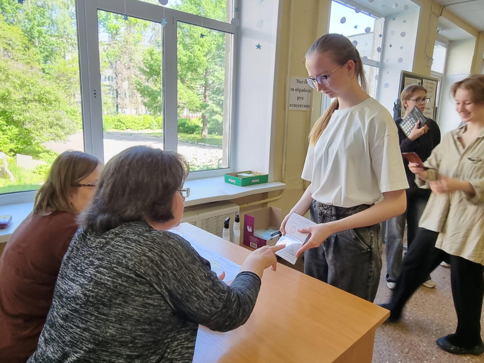 Более 1200 выпускников в Ярославской области сегодня сдавали первый ЕГЭ