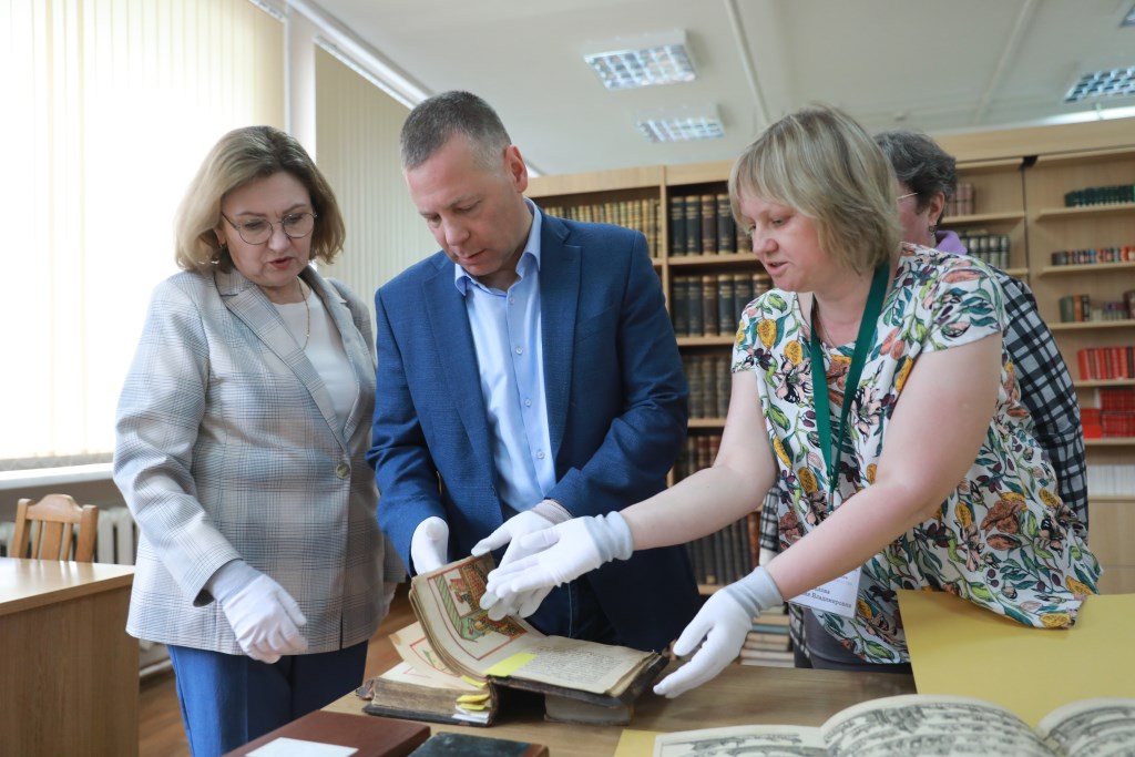 Губернатор Михаил Евраев пообещал помочь Некрасовской библиотеке с оцифровкой фондов