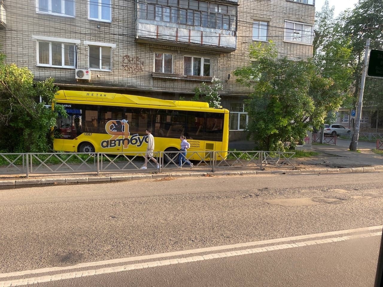 Ярославцы сообщают, что автобус врезался в пятиэтажку в центре