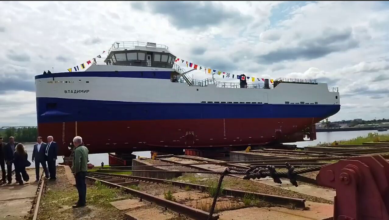 В Рыбинске на воду спустили краболовное судно для промысловиков Дальнего Востока