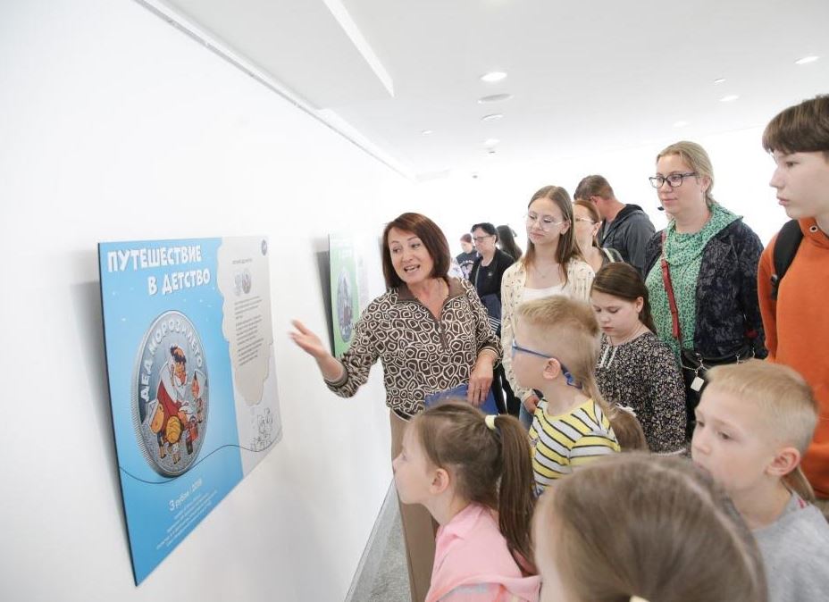 Каникулы ярославских школьников начались с посещения выставки «Путешествие в детство»