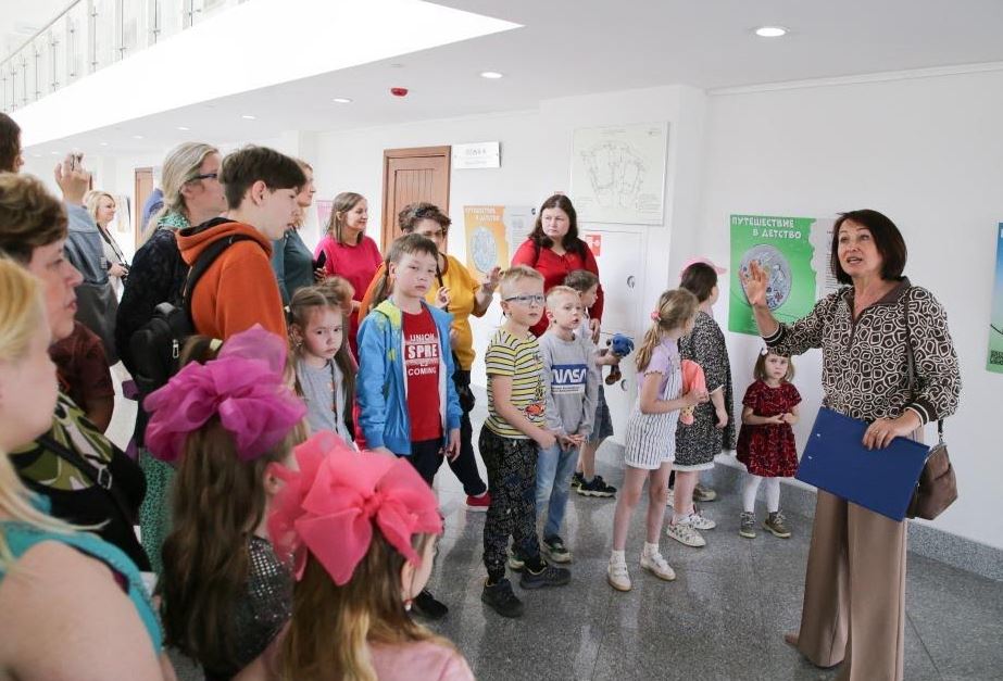 Каникулы ярославских школьников начались с посещения выставки «Путешествие в детство»