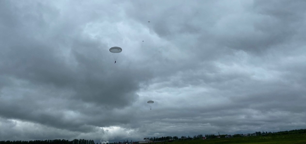 «Мокрые, но довольные»: юнармейцы впервые парили в небе над Ярославлем