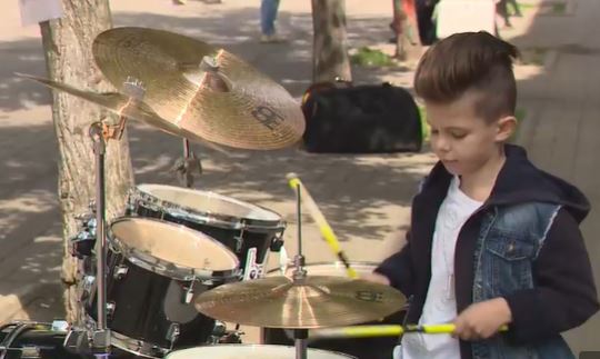 Ярославцы восхищаются игрой юного барабанщика Артема Маслова