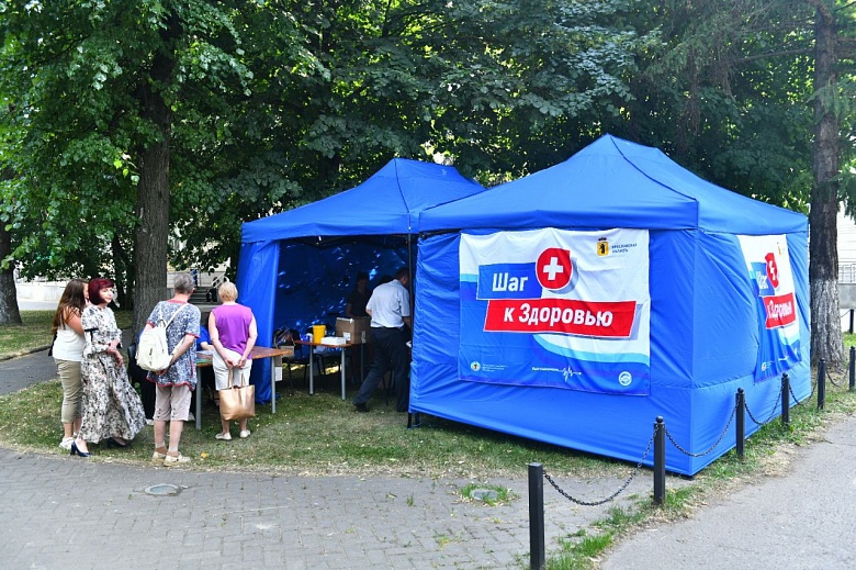В Данилове свою работу начали синие брендированные палатки проекта «Шаг к здоровью»